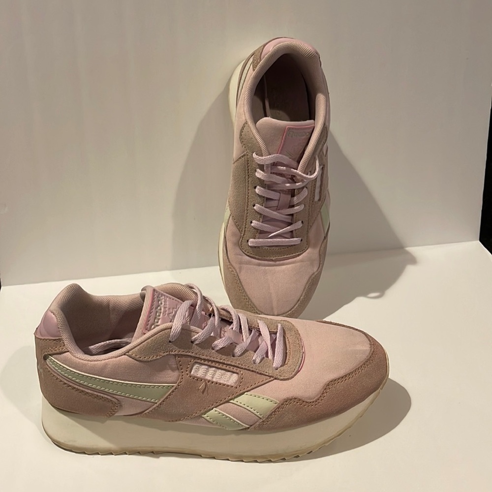 Reebok women size 7 - Already Washed